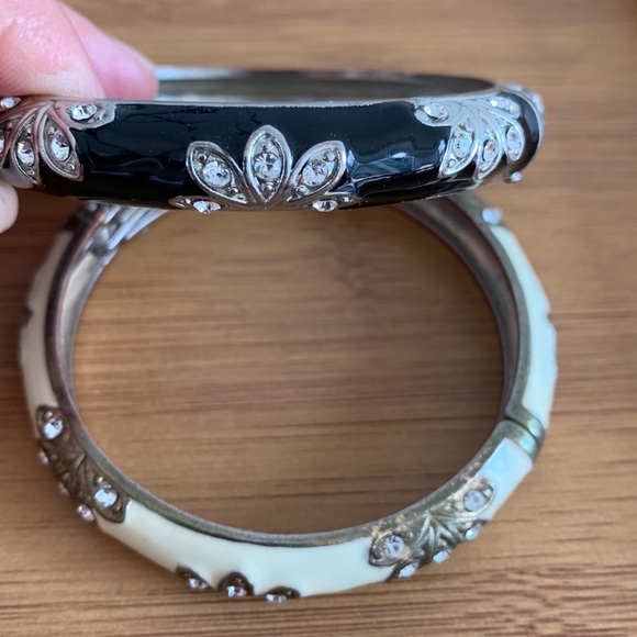 Set of 2 bracelets/bangles with floral and crystal detailing - Picture 4 of 4